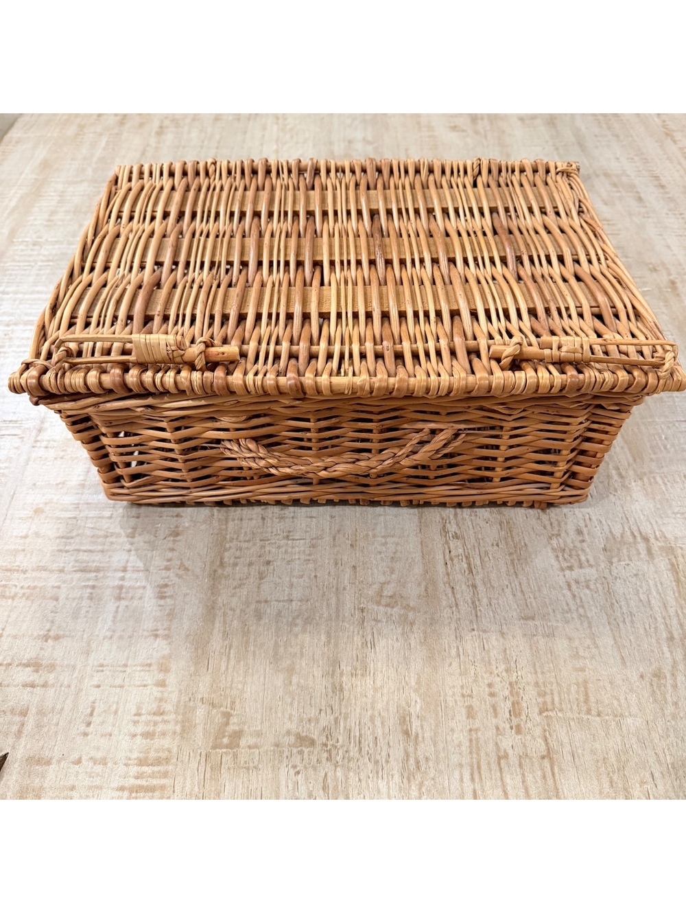 Wicker Picnic Basket Hinged Lid Handle Toggle Closures Rustic Cottage Storage